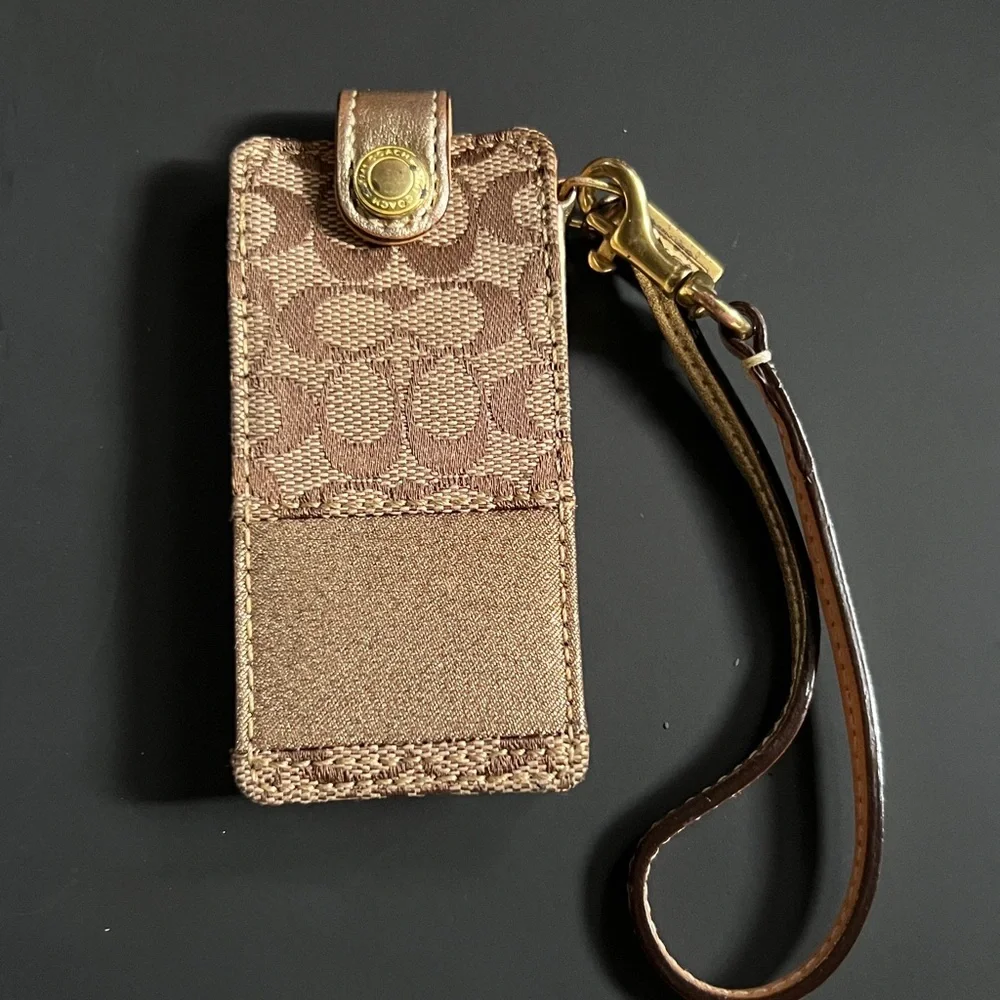 Coach iPod Shuffle Case /w Golden Strap - Picture 2 of 4